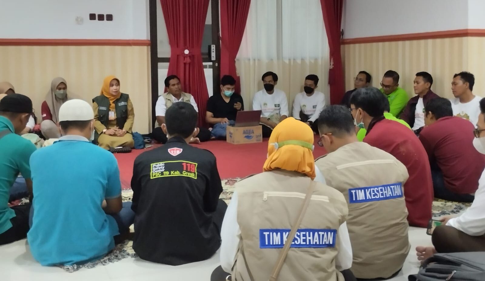Tim Dinnas Kesehatan Kabupaten Gresik dan Lembaga Kesehatan Nahdlatul Ulama (LKNU) saat melakukan rapat koordinasi di Aula PMI Sidoarjo, Senin (06/02/2023) malam.