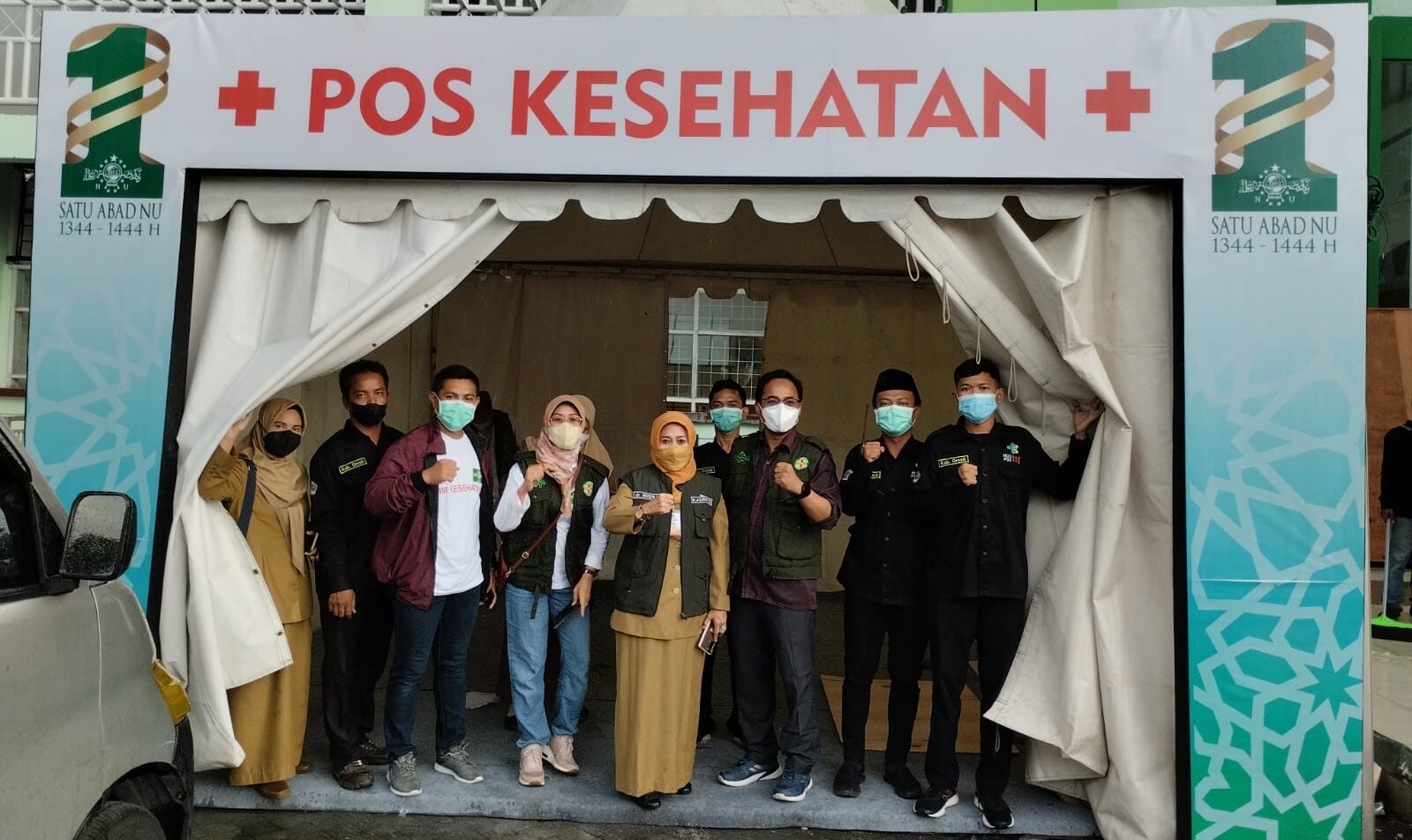 Posko layanan kesehatan Dinnas Kesehatan Kabupaten Gresik dan Lembaga Kesehatan Nahdlatul Ulama (LKNU) di Gelora Delta Sidoarjo.