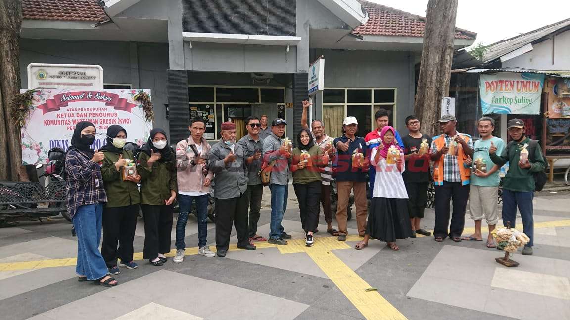 Pembagihan minuman tradisional yang dilakukan Komunitas Wartawan Gresik (KWG) bekerjasama dengan Poli Pengobatan Tradisional Puskesmas Alun-alun Gresik, di kantor Balai Komunitas Wartawan Gresik (KWG), Rabu (08/02/2023).