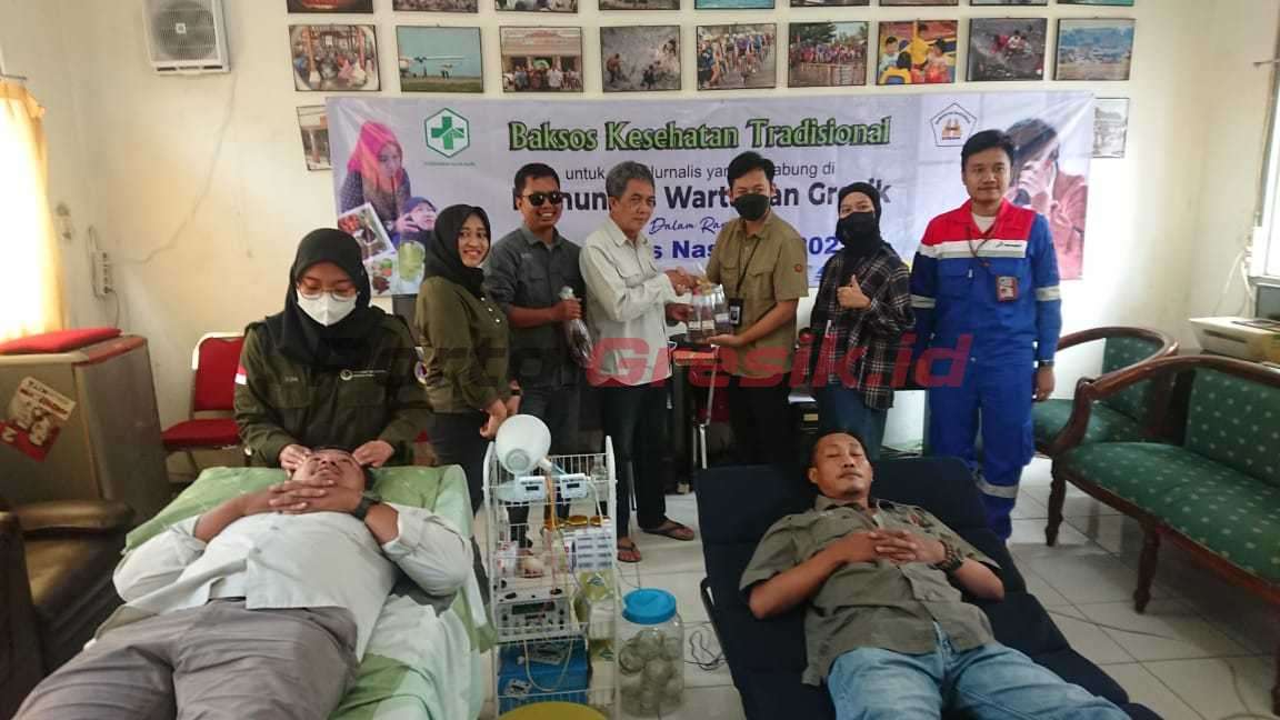 Pengobatan tradisional yang dilakukan Komunitas Wartawan Gresik (KWG) bekerjasama dengan Poli Pengobatan Tradisional Puskesmas Alun-alun Gresik, di kantor Balai Komunitas Wartawan Gresik (KWG), Rabu (08/02/2023).