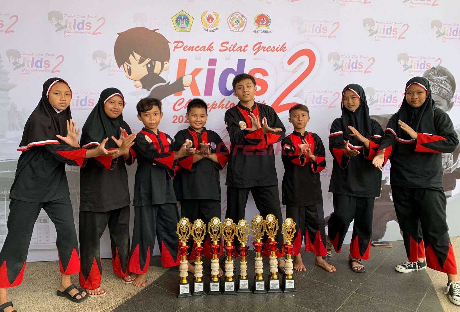 Foto bersama para atlet dari Perguruan Silat Sarimulyo yang mewakili Sekolah UPT SDN 243 Gresik, UPT SMP 10 Gresik, UPT SMP 25 Gresik usai penutupan Kompetisi Pencak Silat Gresik Kids Championship 2–2023.