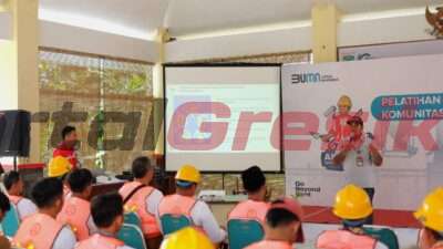 enaga konstruksi di kantor kecamatan Tumpang, Kabupaten Malang, mengikuti pelatihan mengenai pemilihan material bahan bangunan berkualitas dan prosedur Keselamatan dan Kesehatan Kerja (K3), Selasa (7/2).