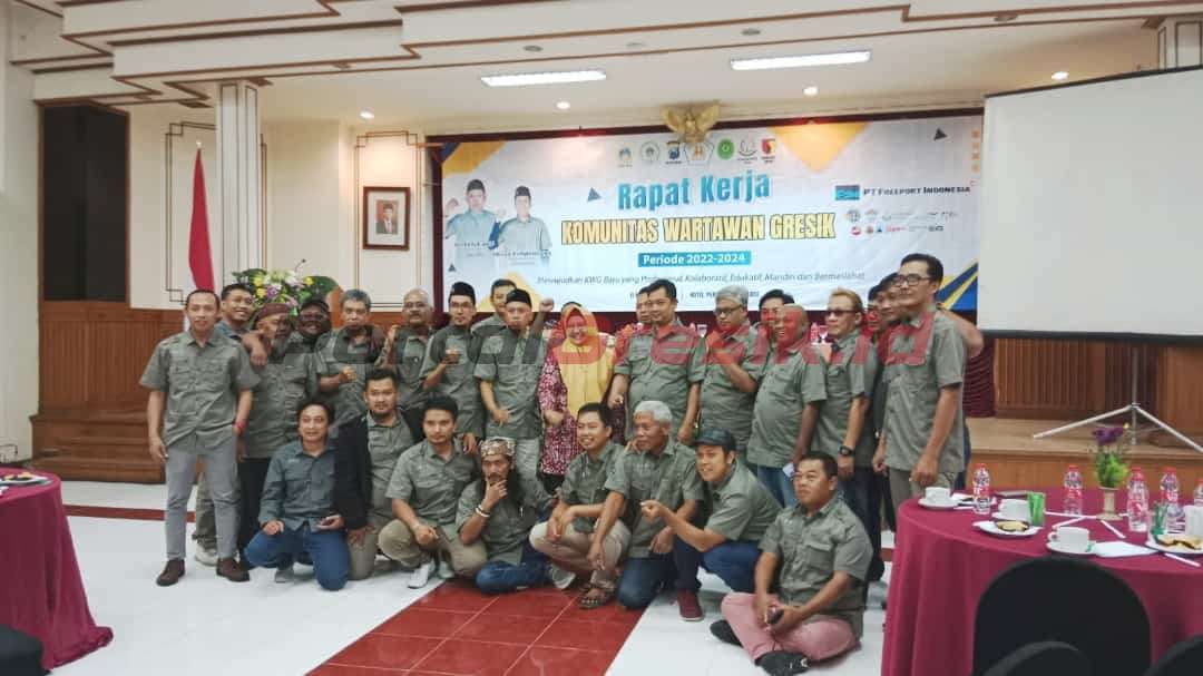 Wakil Bupati Gresik Aminatun Habibah saat foto bersama dengan pengurus KWG periode 2022-2024 usai membuka Raker di Hotel Purnama Batu Malang, Sabtu (11/02/2023) malam.