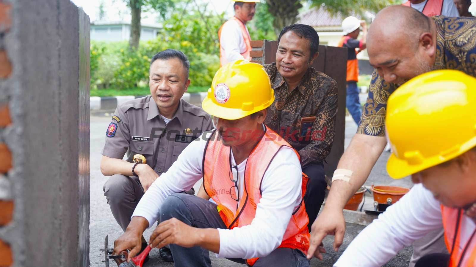 Wakil Bupati Blitar, Rahmat Santoso (kiri) memperhatikan tenaga konsturksi saat mengerjakan plester dinding pada pelatihan Ahli Konstruksi (AKSI) di Pendopo SAP Kanigoro, Kabupaten Blitar, Senin (13/2).