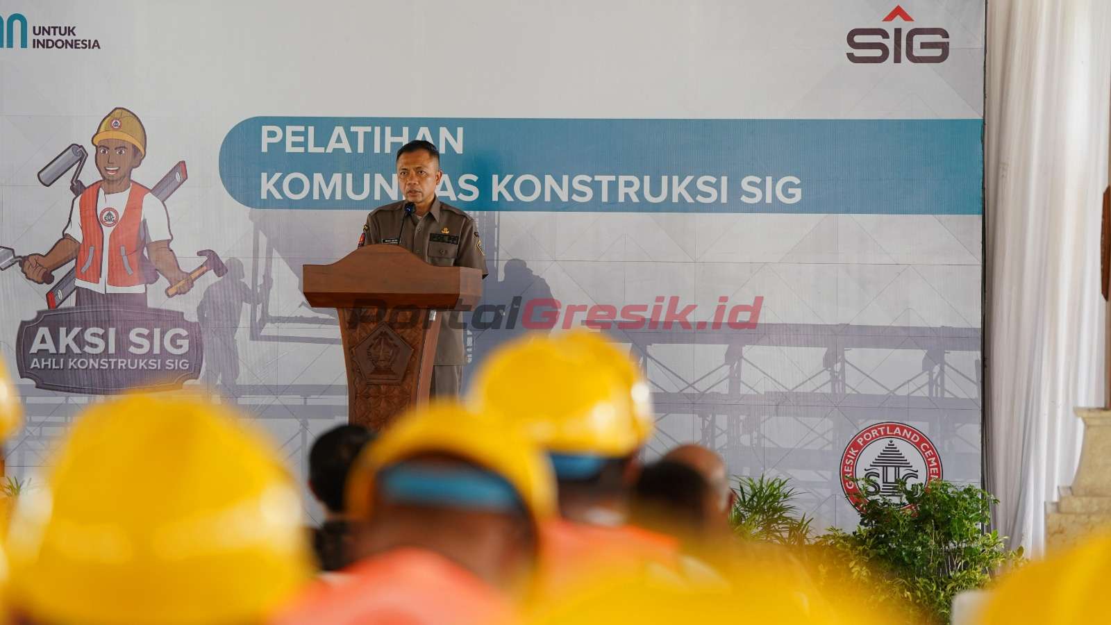 Wakil Bupati Blitar, Rahmat Santoso memberikan sambutan saat pembukaan pelatihan Ahli Konstruksi (AKSI) SIG di Pendopo SAP Kanigoro, Kabupaten Blitar, Senin (13/2).