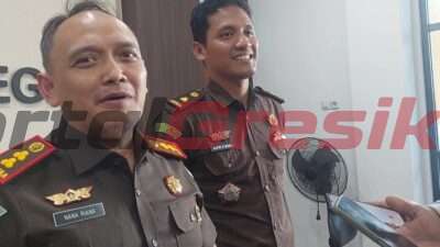 Kepala Kejaksaan Negeri (Kajari) Gresik Nana Riana saat didampingi Kasi Pidsus Kejari Gresik Alifin Nurahmana Wanda, Kamis (16/02/2023).
