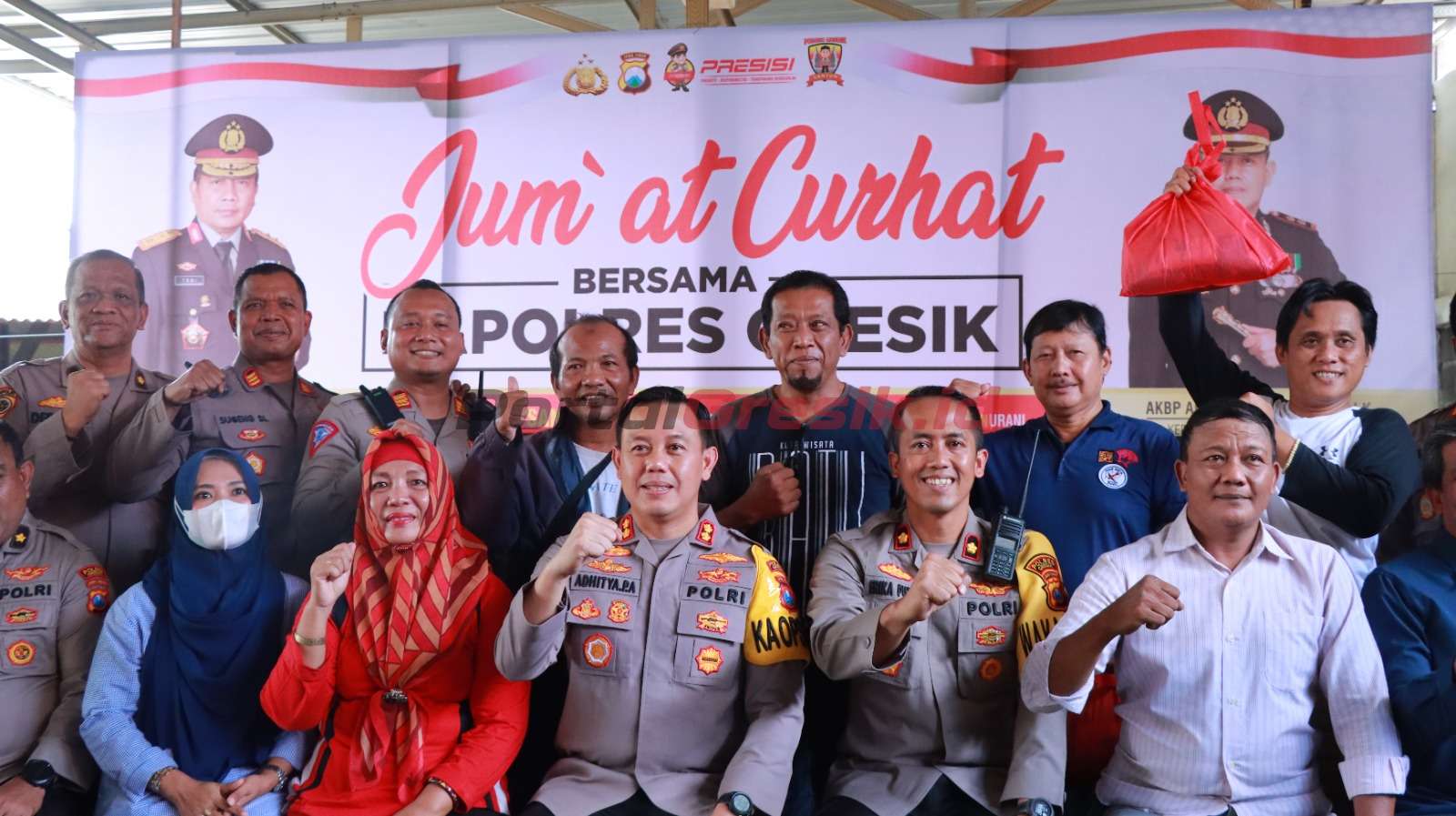 Kapolres Gresik AKBP Adhitya Panji Anom (tengah) berfoto bersama warga usai gelar jumat curhat di warung cak ri di jalan Tridarma Kecamatan Kebomas, kabupaten Gresik, Jumat (17/02/2023)