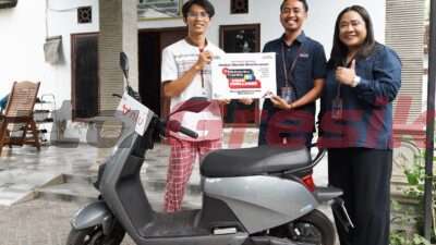 Firman Bahari (kedua kanan), Corporate Communication SIG, menyerahkan hadiah Motor Listrik NIU Gova 03 kepada Abdul Wahid Shafauzadi, asal Situbondo, Jawa Timur, pemenang kompetisi video peringatan satu dekade perjalanan transformasi SIG, #DiUmurkuHariIni Video Challenge.