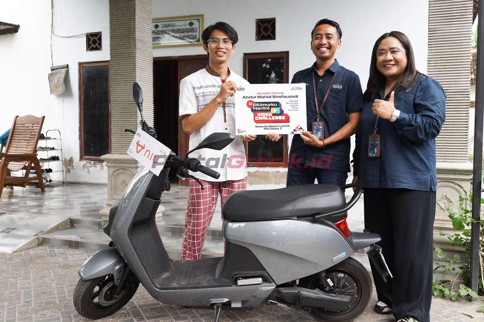 Firman Bahari (kedua kanan), Corporate Communication SIG, menyerahkan hadiah Motor Listrik NIU Gova 03 kepada Abdul Wahid Shafauzadi, asal Situbondo, Jawa Timur, pemenang kompetisi video peringatan satu dekade perjalanan transformasi SIG, #DiUmurkuHariIni Video Challenge.