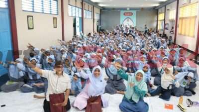 Dosen Prodi Teknologi Informasi Universitas Muhammadiyah Yogyakarta (UMY) Dr. Dwijoko Purbohadi (kiri) saat menjadi Guest Teacher Artificial Intelligence (AI) for Kids di Aula SD Muhammadiyah 2 GKB (Berlian School).