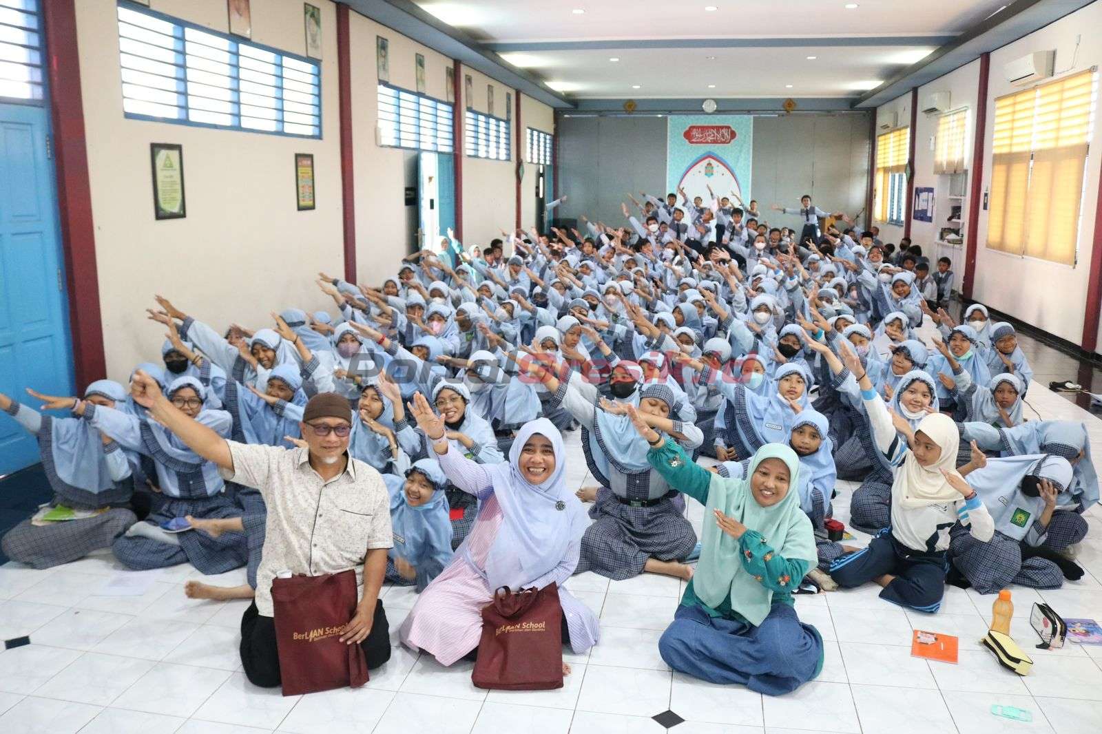 Dosen Prodi Teknologi Informasi Universitas Muhammadiyah Yogyakarta (UMY) Dr. Dwijoko Purbohadi (kiri) saat menjadi Guest Teacher Artificial Intelligence (AI) for Kids di Aula SD Muhammadiyah 2 GKB (Berlian School).