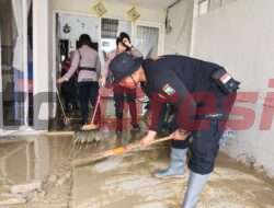 Kerahkan Personel Unit Sat Samapta, Polres Gresik Bantu Bersihkan Rumah Warga Terdampak Banjir