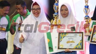 Wakil Bupati Gresik Aminatun Habibah bersama Anggun Agnesia Ramadhani siswi asal SMA 1 Gresik berhasil menyabet juara 1 lomba tersebut, Rabu (22/02/2023).