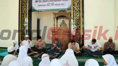 Polres Gresik bersama Tim Voli Jakarta Bhayangkara Presisi gelar saat gelar istoqosah dan doa bersama di masjid Al Aziz Polres Gresik. Rabu (21/02/2023).