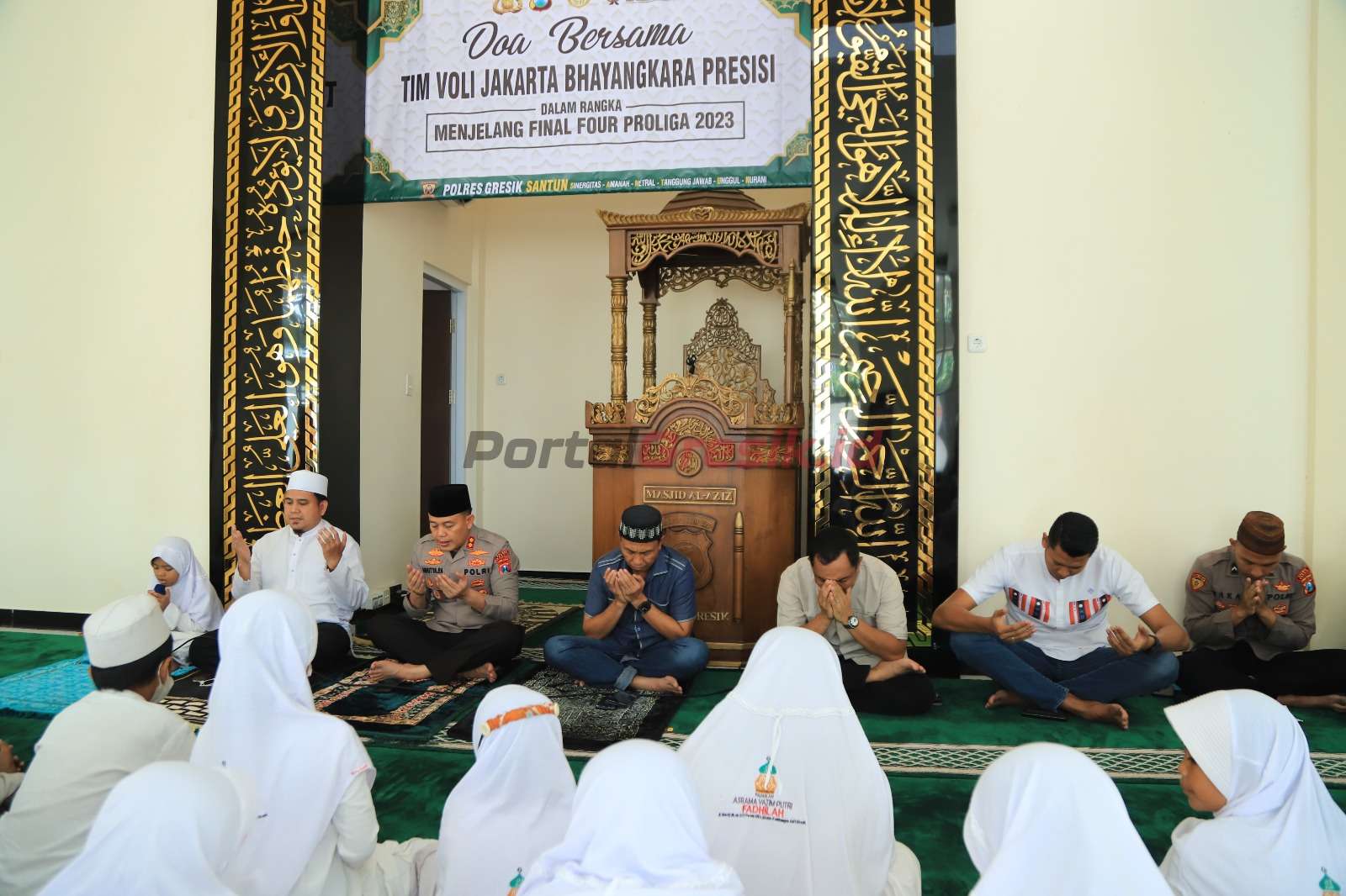 Polres Gresik bersama Tim Voli Jakarta Bhayangkara Presisi gelar saat gelar istoqosah dan doa bersama di masjid Al Aziz Polres Gresik. Rabu (21/02/2023).