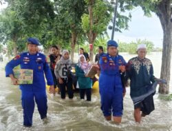 Tinjau Banjir di Gresik, Ditpolairud Polda Jatim Dan Polres Gresik Pastikan Tidak Ada Korban Jiwa