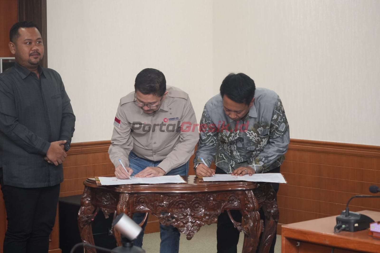PT Freeport Indonesia (PTFI) dan Perusahaan Umum Daerah (Perumda) Giri Tirta Kabupaten Gresik saat menandatangani nota kesepahaman (memorandum of understanding/MoU) jual beli air di Gresik, Jawa Timur, pada hari ini (24/2).
