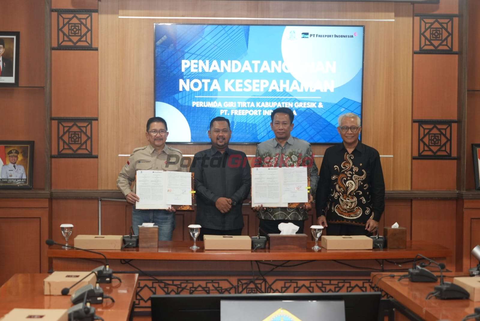 PT Freeport Indonesia (PTFI) dan Perusahaan Umum Daerah (Perumda) Giri Tirta Kabupaten Gresik saat menandatangani nota kesepahaman (memorandum of understanding/MoU) jual beli air di Gresik, Jawa Timur, pada hari ini (24/2). 
