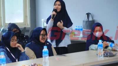 Para Guru SMP Muhammadiyah 12 GKB, saat bergiliran bertanya dalam Kegiatan Jumat Curhat Polres Gresik, Jumat (24/02/2023)