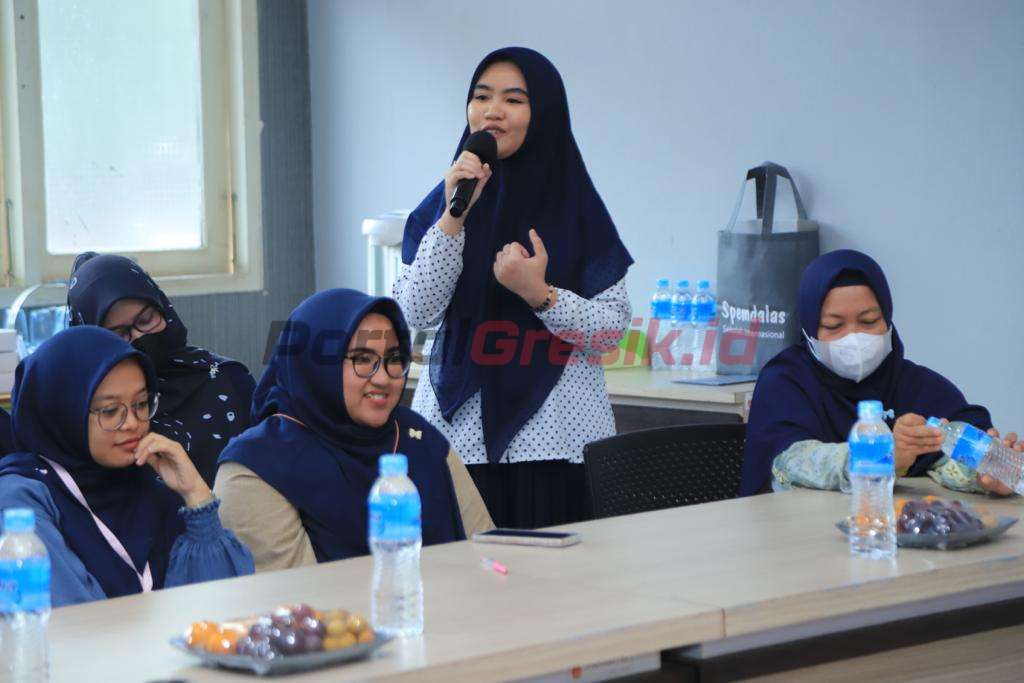 Para Guru SMP Muhammadiyah 12 GKB, saat bergiliran bertanya dalam Kegiatan Jumat Curhat Polres Gresik, Jumat (24/02/2023)