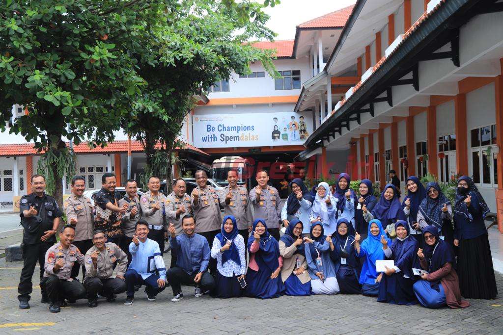 Foto bersama para Guru SMP Muhammadiyah 12 GKB usai Kegiatan Jumat Curhat Polres Gresik, Jumat (24/02/2023)