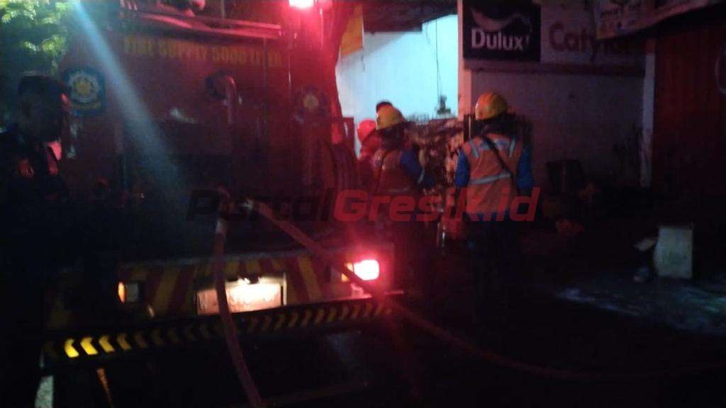 Damkarla Gresik saat melakukan pemadaman api di rumah toko (ruko) Jalan Usman Sadar 85 A, Kelurahan Karang Turi Kecamatan Gresik, Minggu (26/2) dini hari.