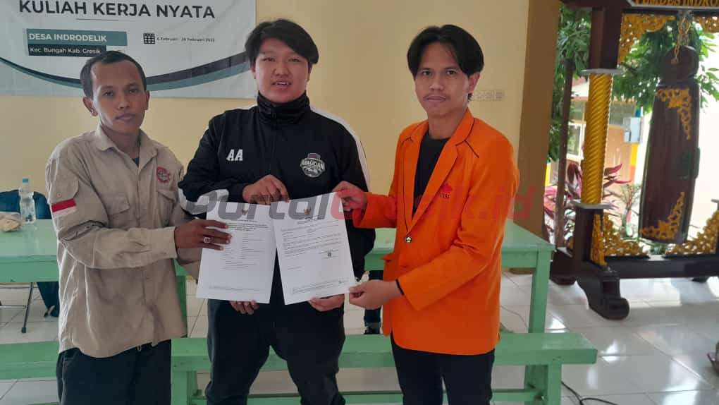 Pejuang Sosial Gresik Ahmad Yaslim (kiri) bersama Kordinator KKN UISI Desa Indrodelik Iwan (Kanan) saat memberikan serifikat kepada salah satu UMKM yang mengikuti kegiatan, Minggu (26/02/2023).