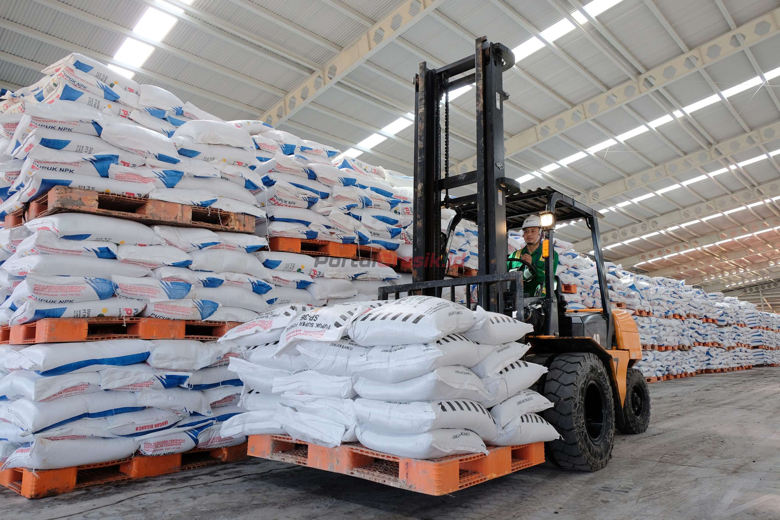 Aktivitas Penataan Stok Pupuk Bersubsidi di Gudang Multiguna Petrokimia Gresik