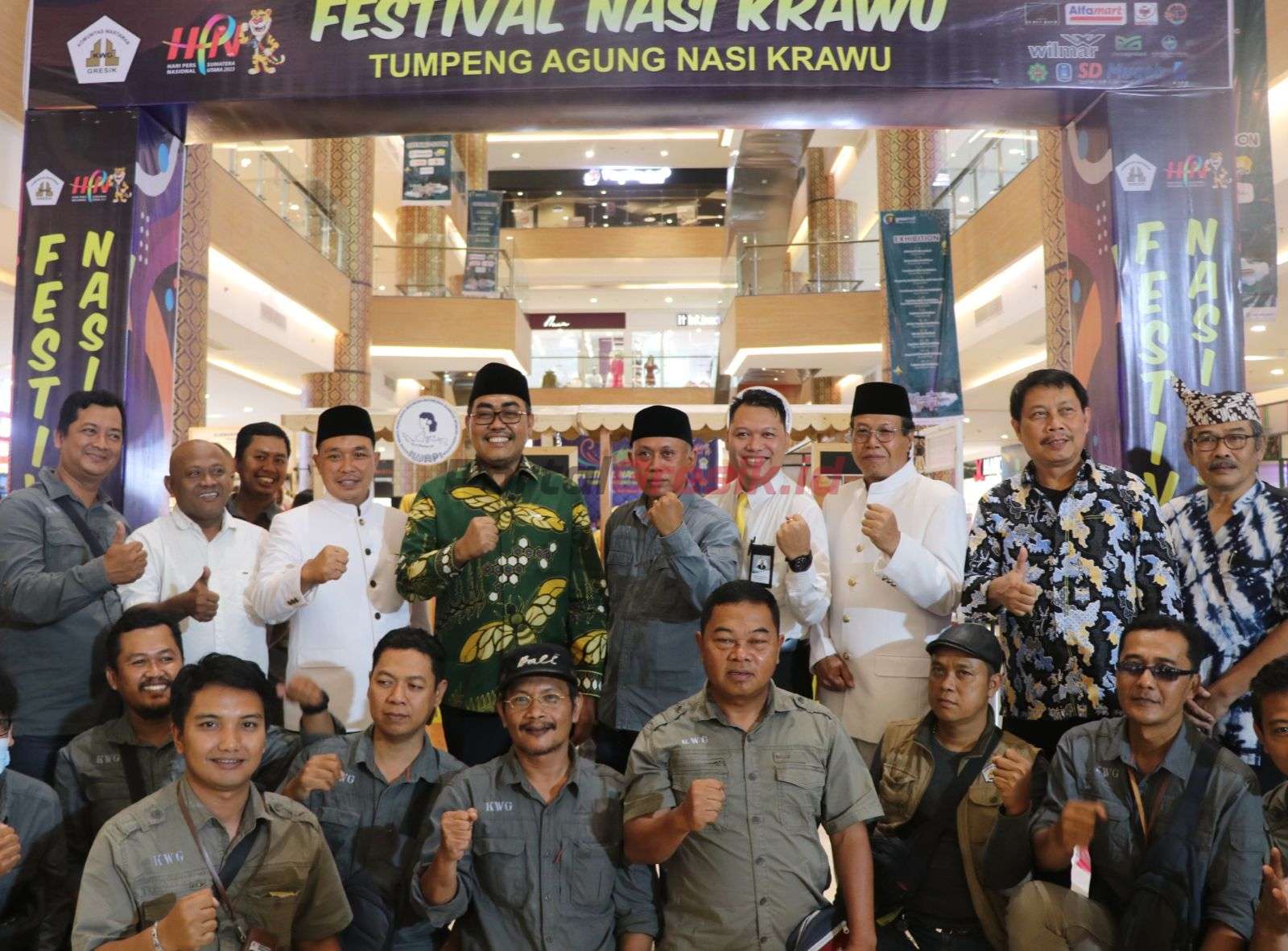 Anggota KWG saat foto bersama Ketua DPRD Gresik M Abdul Qodir, Wakil Ketua MPR RI Jazilul Fawaid saat menghadiri Festival Nasi Krawu KWG di Atrium Gresmall Kamis (9/3/2023).