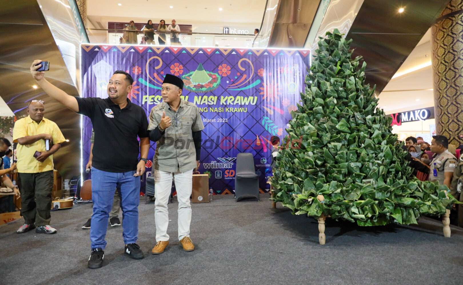 Bupati Gresik Fandi Ahmad Yani bersama Ketua KWG saat Miftahul Arif saat foto selfi di depan tumpeng nasi krawu raksasa, Sabtu (11/03/2023).