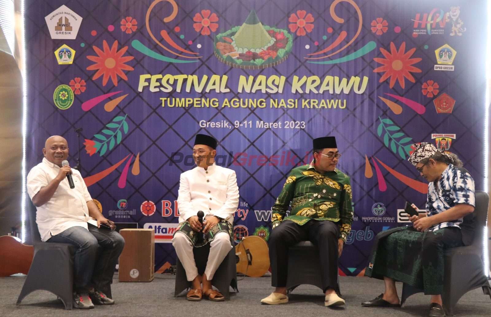 Dari kiri Penasehat KWG Mohammad Masduki, Ketua DPRD Gresik M Abdul Qodir, Wakil Ketua MPR RI Jazilul Fawaid, Budayawan Kris Adji saat melakukan talk show usai membuka Festival Nasi Krawu KWG di Atrium Gresmall Kamis (9/3/2023).