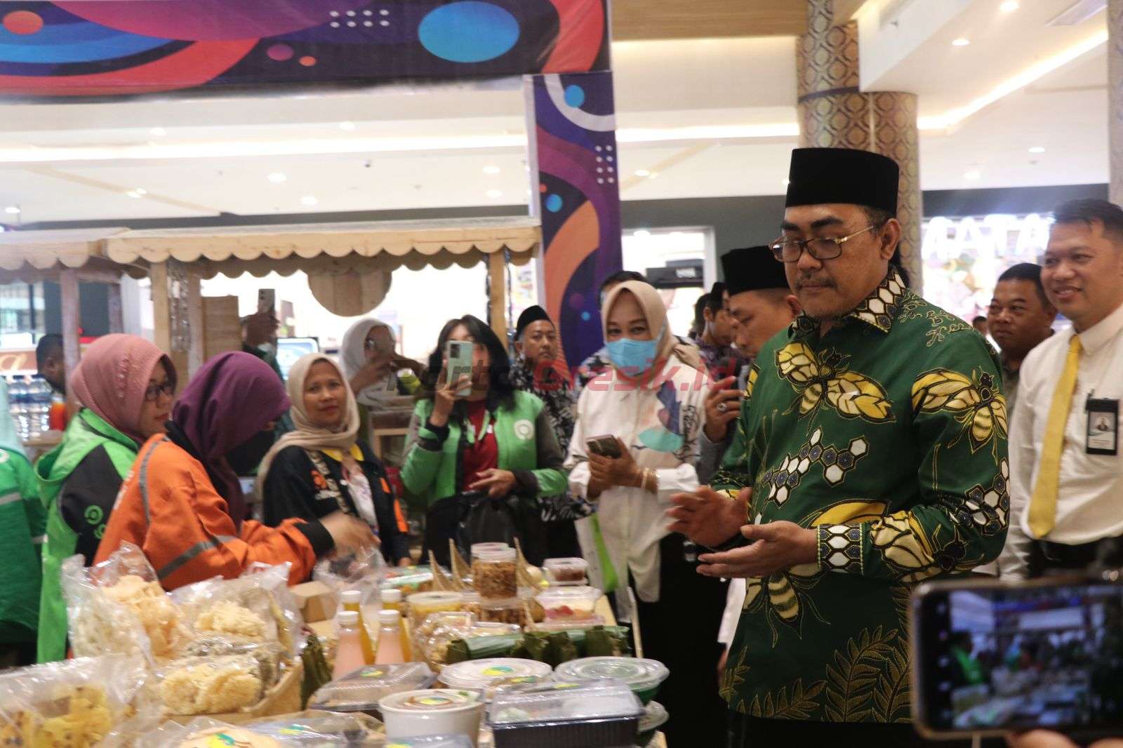 Didampingi Ketua DPRD Gresik M Abdul Qodir, Wakil Ketua MPR RI Jazilul Fawaid saat menghadiri Festival Nasi Krawu KWG di Atrium Gresmall Kamis (9/3/2023).