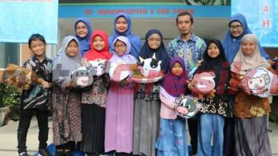 Didampingi para Guru, SiswaSD Muhammadiyah 2 GKB Gresik (Berlian School) saat menunjukkan hasil membuat celengan dengan bentuk hewan, Selasa (21/3/2023).