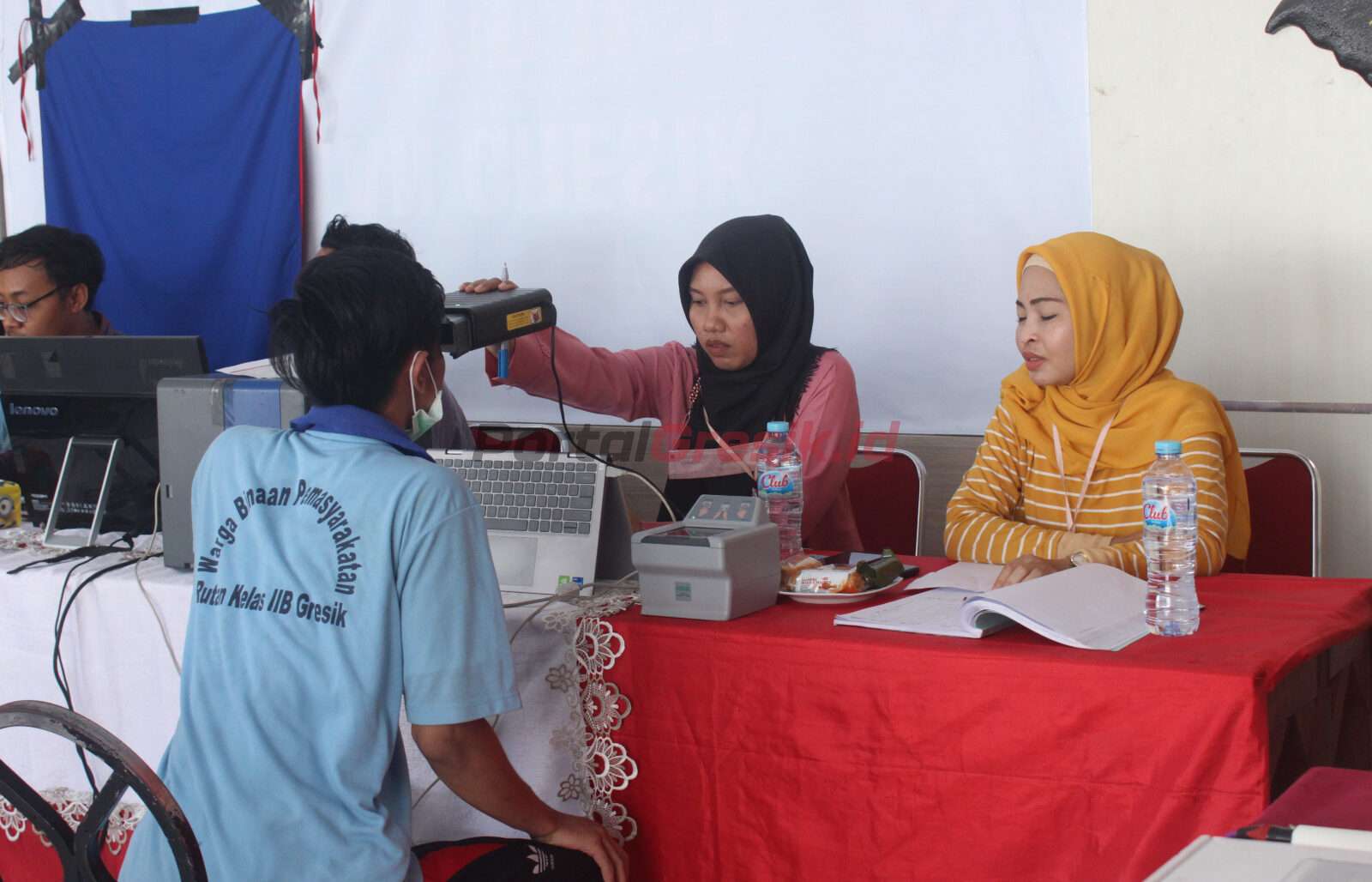 Dinas Kependudukan dan Pencatatan Sipil (Dispendukcapil) Kabupaten Gresik saat menggelar pelayanan Adminduk kepada para warga binaan di Rumah Tahanan Negara Kelas IIB Gresik Kanwil kemenkumham Jatim (Lapas Banjarsari) di Kecamatan Cerme, Kabupaten Gresik, Jumat (10/03/2023).