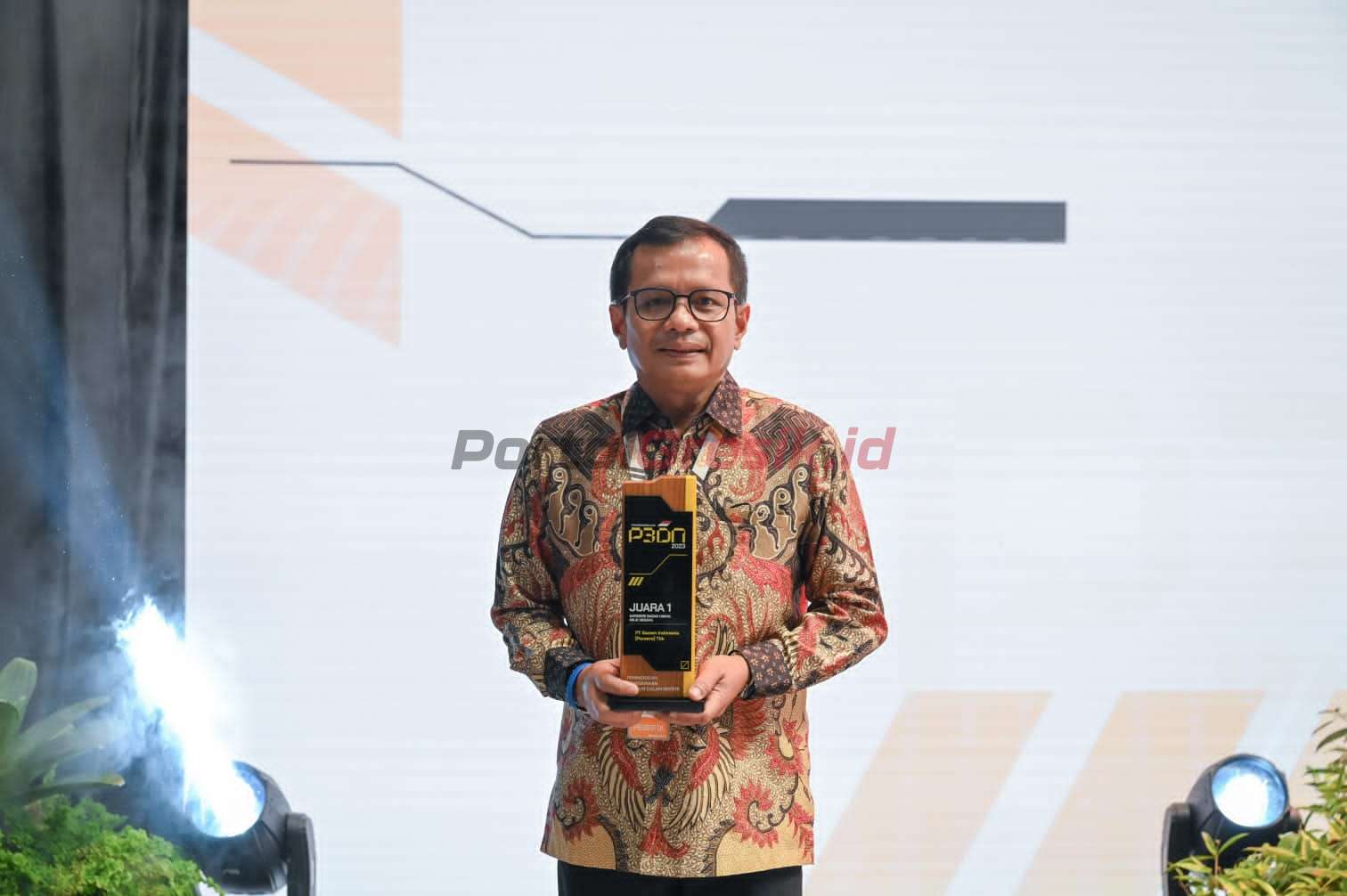 Direktur Utama SIG, Donny Arsal, membawa piagam penghargaan P3DN Terbaik Kategori BUMN pada rangkaian acara Business Matching Belanja Produk Dalam Negeri dan P3DN di Istora Gelora Bung Karno, Jakarta, Rabu (15/3).
