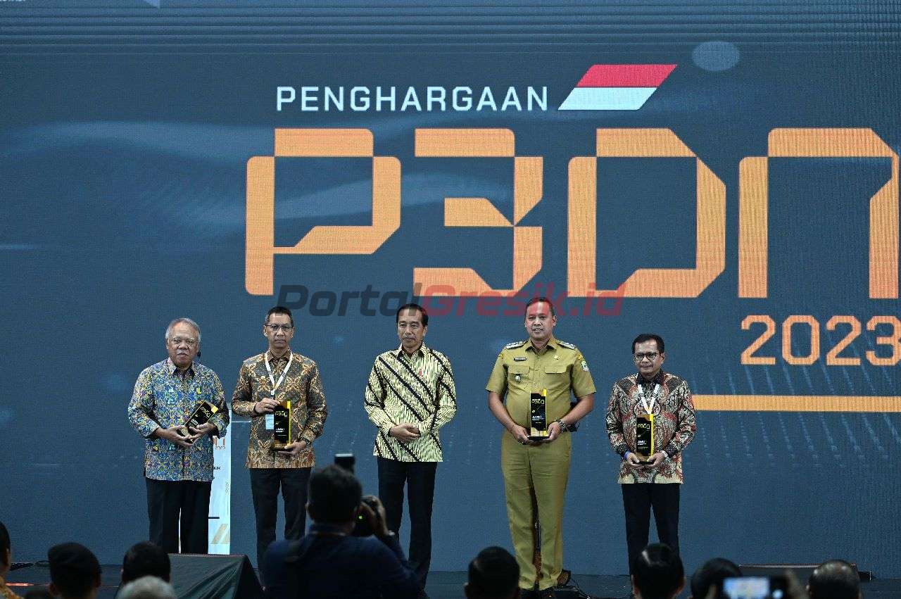 Direktur Utama SIG, Donny Arsal (paling kanan) bersama Presiden RI, Joko Widodo dan para penerima Penghargaan P3DN Tahun 2023 di Istora Gelora Bung Karno, Jakarta, pada Rabu (15/3).
