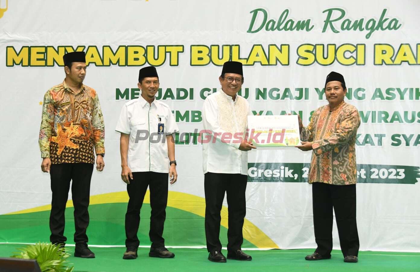 Dirut PG, Dwi Satriyo Annurogo (dua dari kanan) saat Memberikan Bantuan kepada Perwakilan Guru Ngaji pada Semiloka 1000 Guru TPQ Gresik, Rabu (29/3/2023).