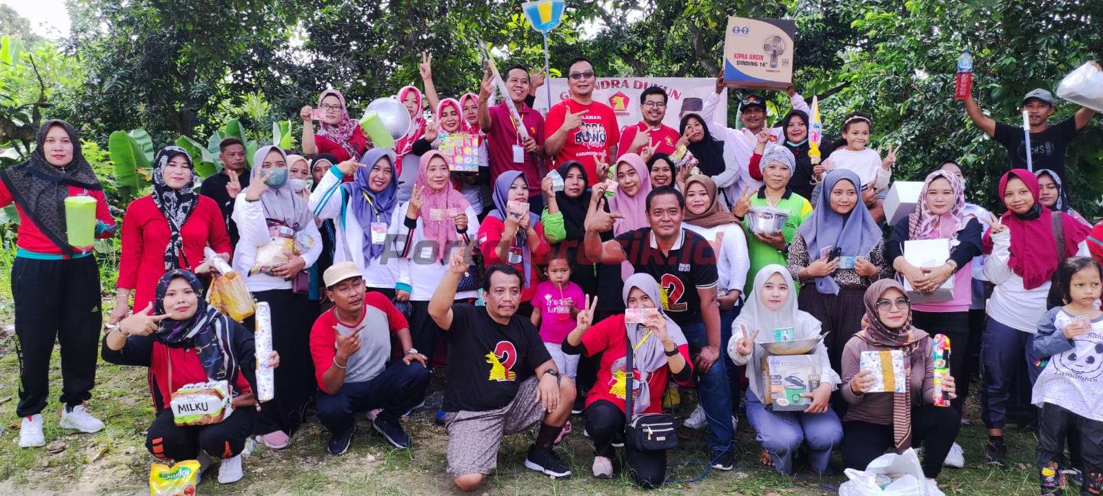 Foto bersama Ketua DPC Gerindra Gresik dengan para kader Partai Gerindra usai kegiatan senam dan Jalan sehat dalam ranngka Peringati HUT Partai Getindra yg ke-15 yang diadakan oleh PAC Gerindra Kecamatan Dukun, Minggu (19/03/2023) pagi.