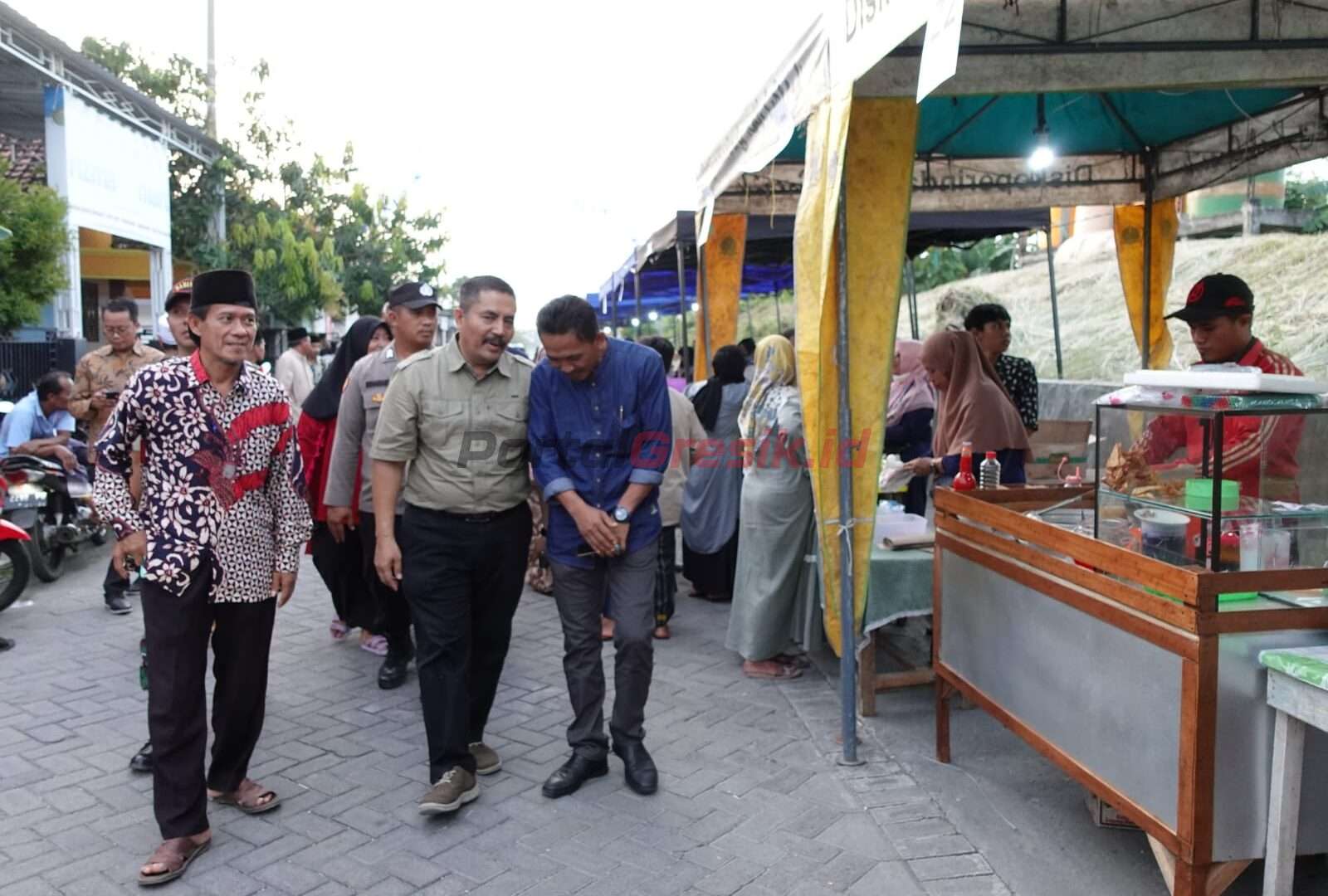 Kades Morobakung Muhammad Askur Farid saat mendampingi Kadis PMD Kabupaten Gresik Abu Hassan saat melihat-lihat Pasar Rakyat Dan Pameran Produk UMKM, Sabtu (18/3/2023).