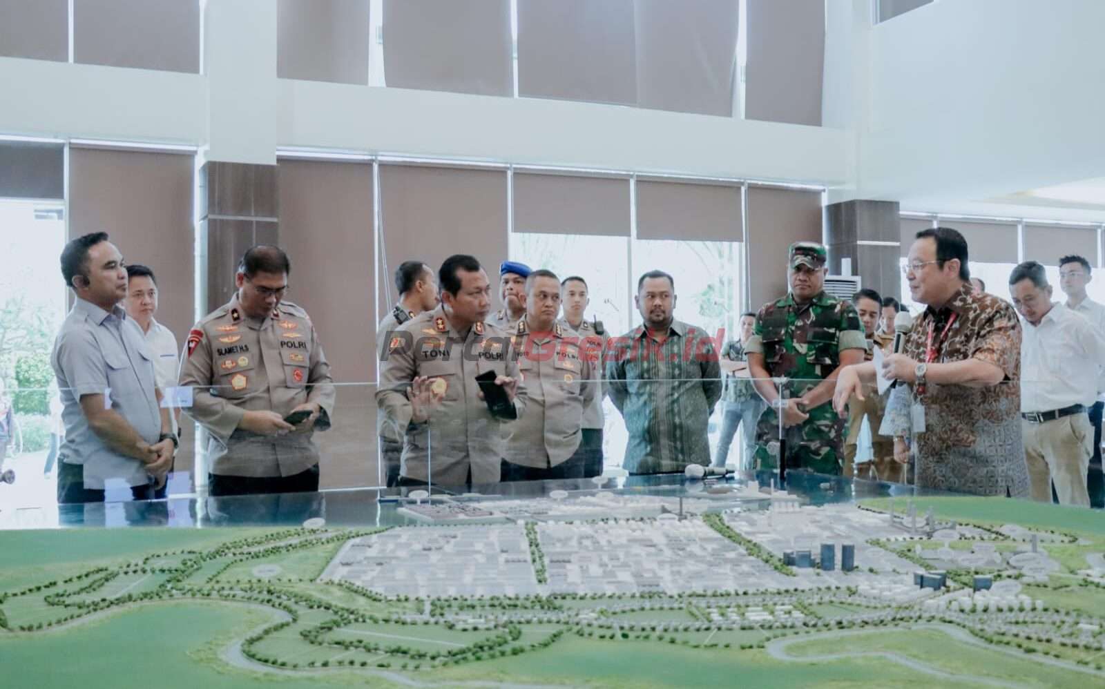 Kapolda Jawa Timur Irjen Pol. Toni Harmanto dan Waka Polda Jawa Timur Brigjen Pol. Slamet Hadi Supraptoyo bersama Pejabat Utama Polda Jatim meninjau Kawasan Industri Java Integreted Industrial and Port Estate (JIIPE), Selasa (28/03/2023).