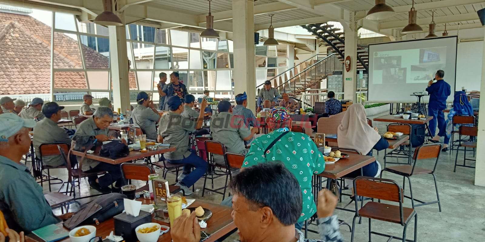 Kepala UPT Pengelolaan Kawasan Cagar Budaya Kota Yogyakarta Ekwanto saat memaparkan tata pengelolahan Kawasan Malioboro Yogyakarta di hadapan rombongan DPRD Gresik dan KWG, Jumat (17/03/2023).