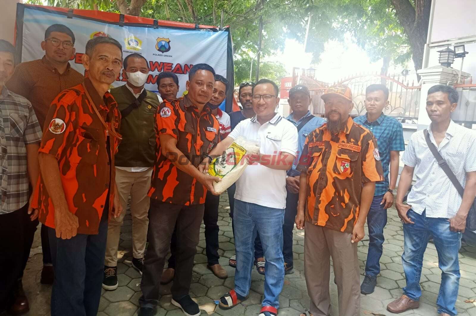 Ketua Apindo, Alfan Wahyudin bersama Ormas Pemuda Pancasila saat melepas pengiriman logistik bantuan kepada Korban Banjir Bandang Bawean, Selasa (21/3/2023).