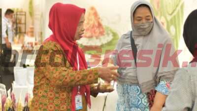 Mulitina Tumini (kiri), pemilik UMKM makanan ringan Keripik Macho Eliza, binaan Semen Baturaja mengikuti Bazar UMKM Untuk Indonesia 2023 yang diselenggarakan oleh Kementerian BUMN di Gedung Sarinah, Jakarta.