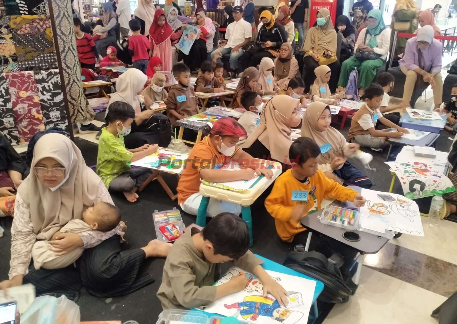 . Para peserta saat mengikuti lomba mewarnai yang diselenggarakan oleh KWG bersama SD Mugeb di Atrium Gressmall, Jumat (10/3/2023).