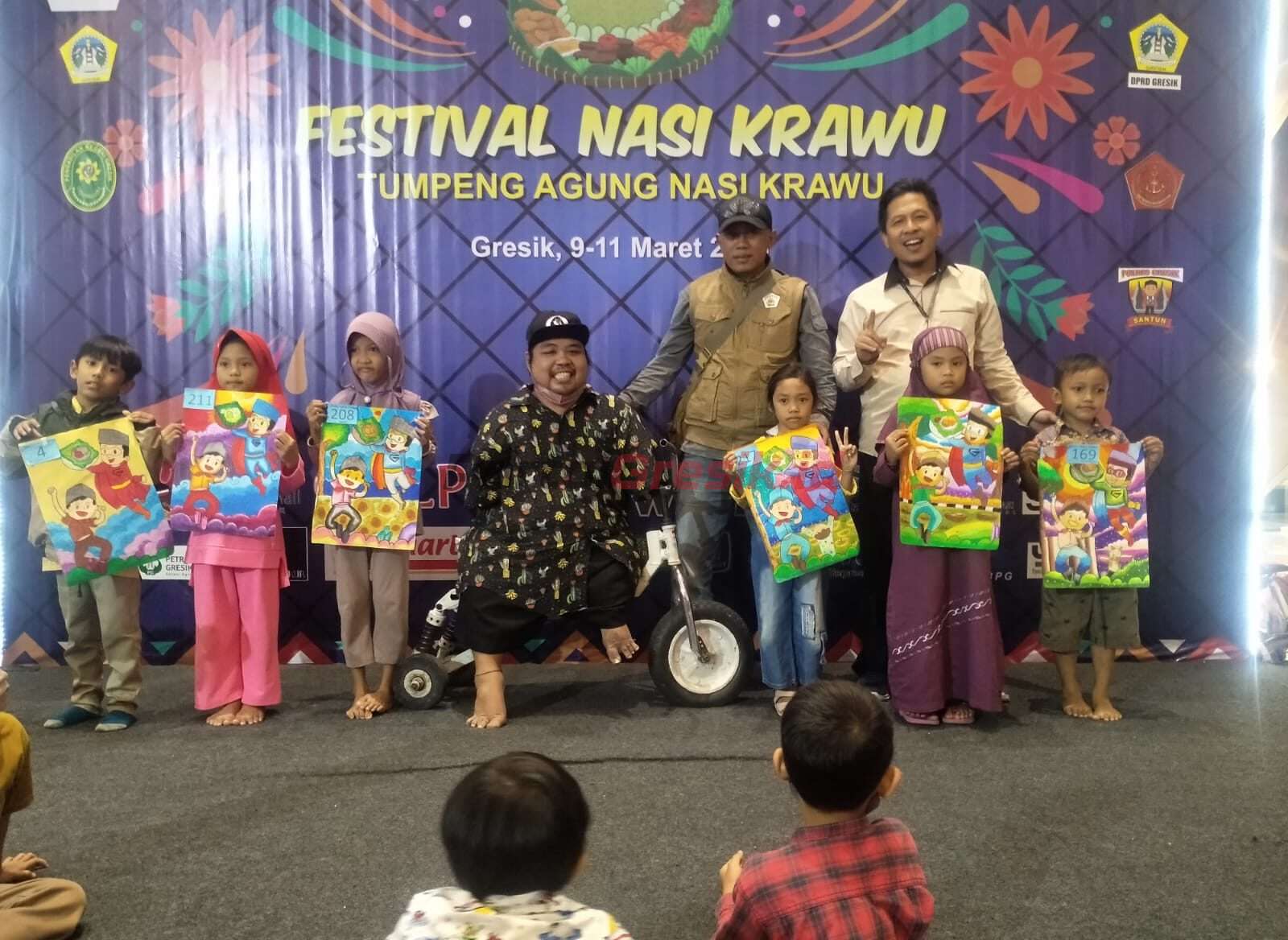 Para peserta yang terpilih sebagai juara lomba mewarnai dalam memeriahkan HPN 2023 saat di panggung sambil menunjukkan hasil karya mereka, Jumat (10/3/2023).