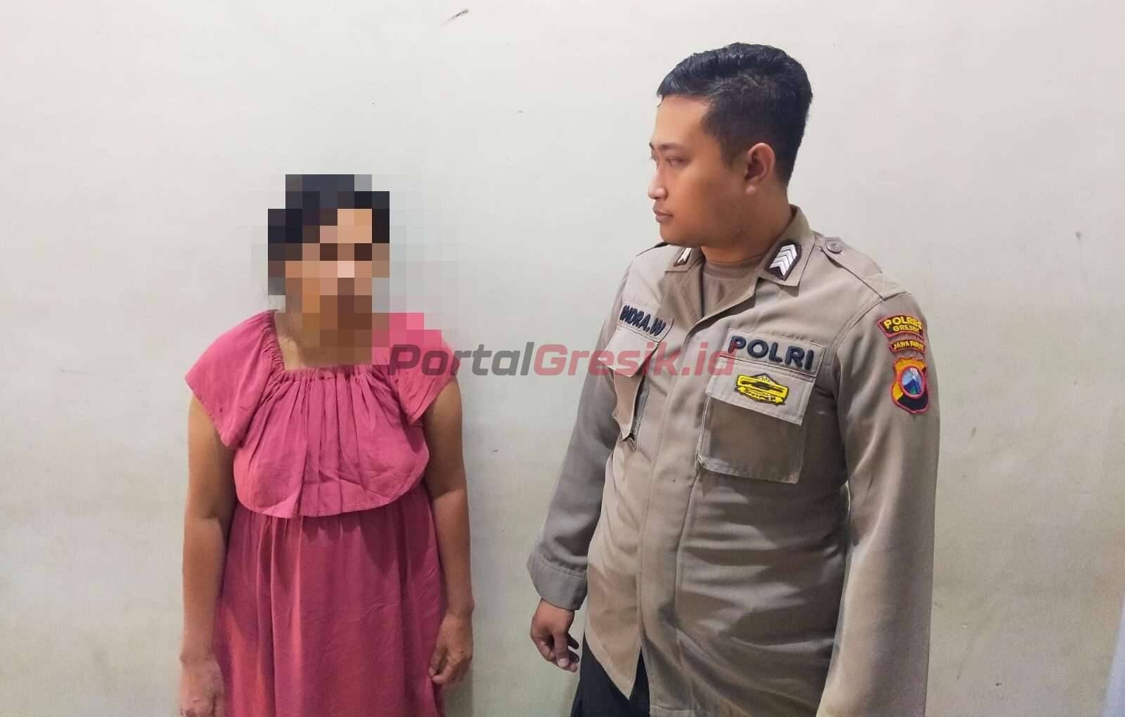 Pelaku berinisial H yang berprofesi sebagai pekerja seks komersial. Warga asal Kecamatan Pace, Kabupaten Nganjuk saat diamankan beserta barang bukti oleh Polres Gresik, Kamis (23/03/2023).