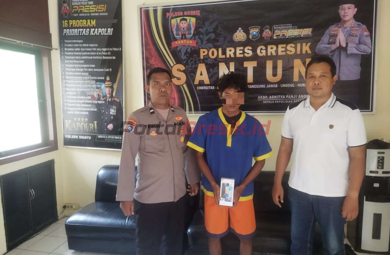Pelaku pembobolan Rumah di Desa Purwodadi Sidayu Mochammad Falich (32 th) saat diamankan oleh satuan unit Reskrim Polsek Sidayu, Minggu (26/03/2023).