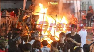 Pembakaran ogoh-ogoh di depan Pura Agung setelah diarak dalam rangka Sambut Hari Raya Nyepi Tahun Baru Saka 1945, Selasa (21/03/2023) malam.