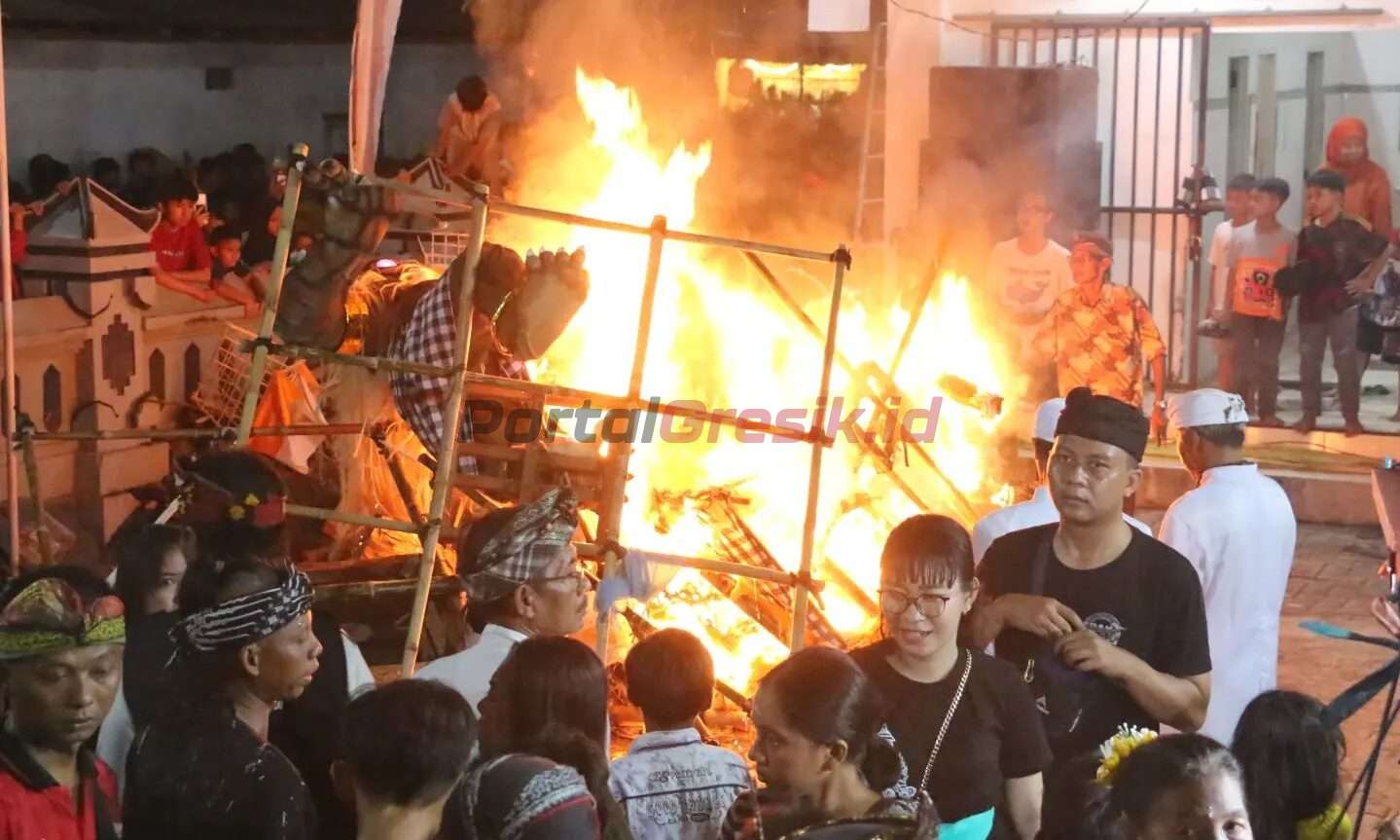 Pembakaran ogoh-ogoh di depan Pura Agung setelah diarak dalam rangka Sambut Hari Raya Nyepi Tahun Baru Saka 1945, Selasa (21/03/2023) malam.