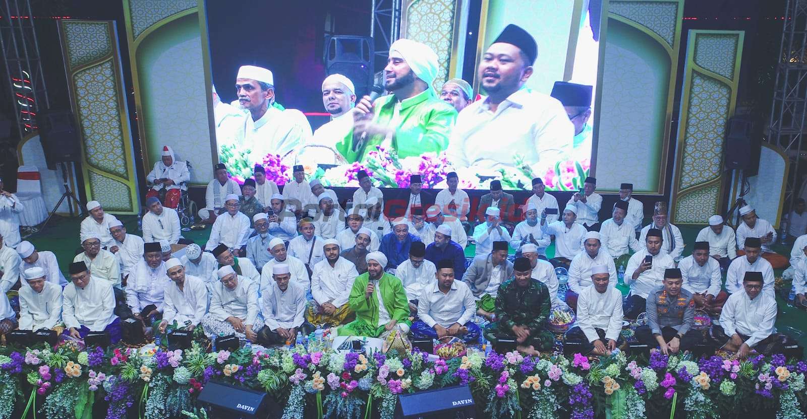 Peringatan Hari Jadi Kota Gresik ke 536 dan HUT Kabupaten Gresik ke 49, Pemerintah Kabupaten Gresik menggelar acara shalawat bersama di halaman Kantor Bupati Gresik, Selasa (14/03/2023).